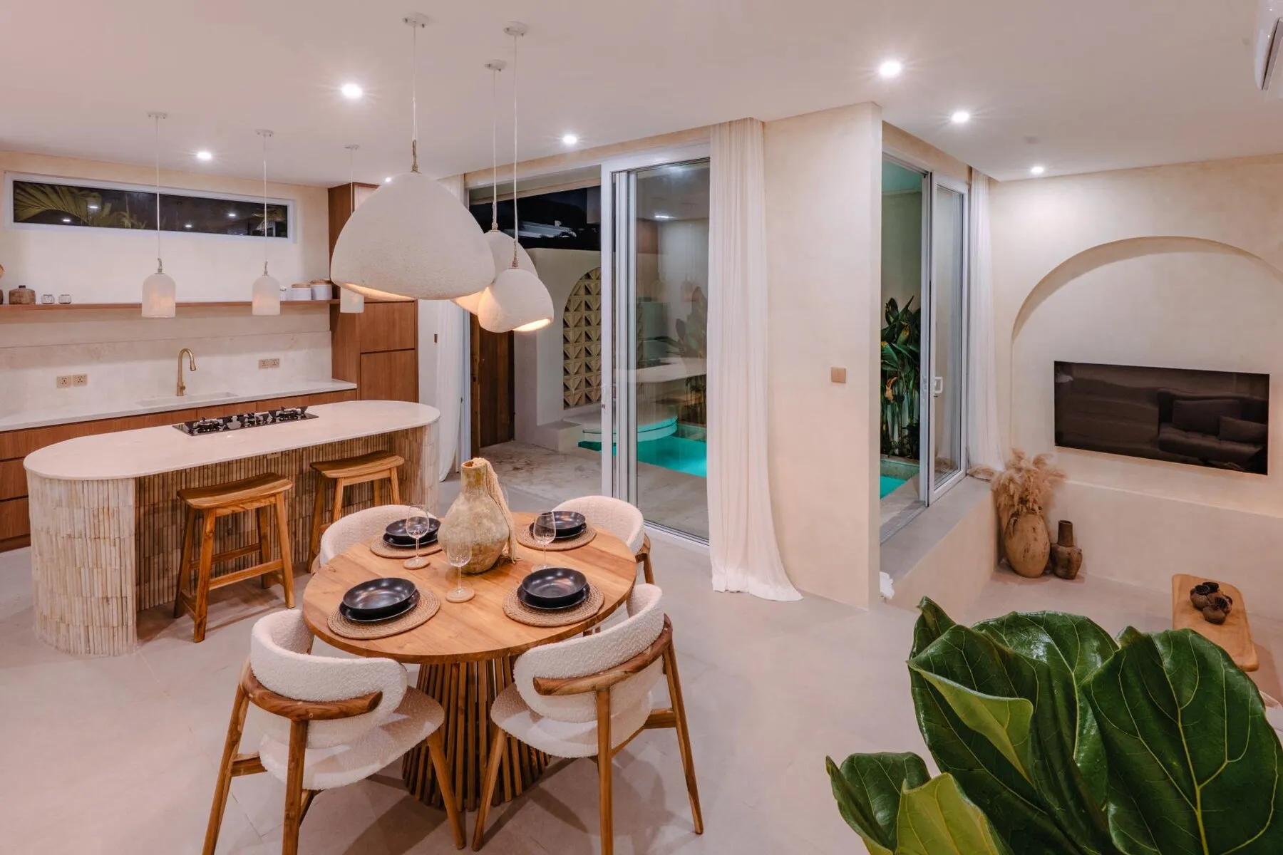 Villas premium avec toit au coeur de Batu Bolong!, 2 chambres, 188 m²